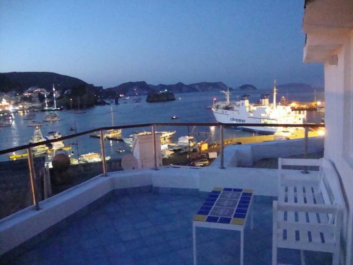 ポンツァLa Mansarda Sul Portoアパートメント エクステリア 写真